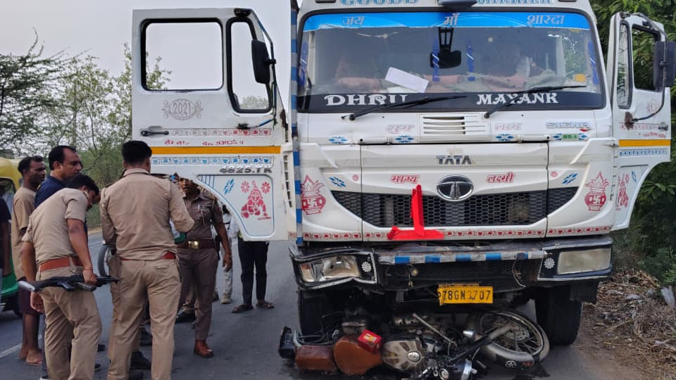 Kanpur Dehat: Bullet riders dragged 200 meters after colliding with a dumper; two dead