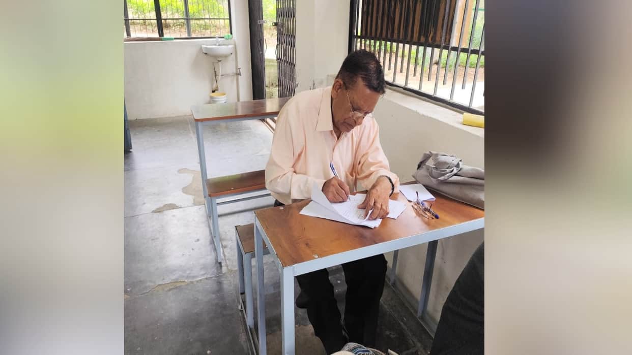 Hamirpur: 75-year-old Dr. Milkhi Ram took the exam for an astrology degree.