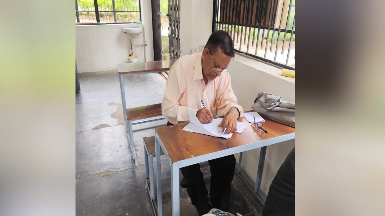Hamirpur: 75-year-old Dr. Milkhi Ram took the exam for an astrology degree.