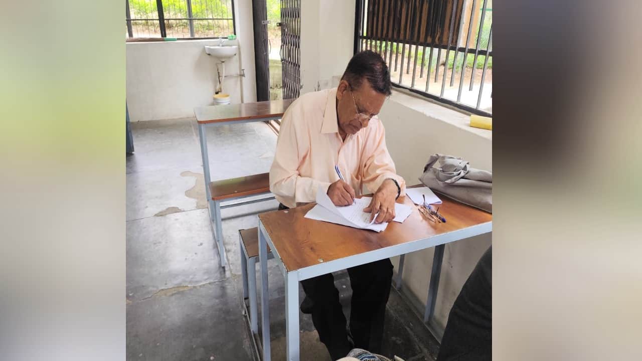 डॉ. मिलखी राम ने ज्योतिष की डिग्री के लिए दी परीक्षा।