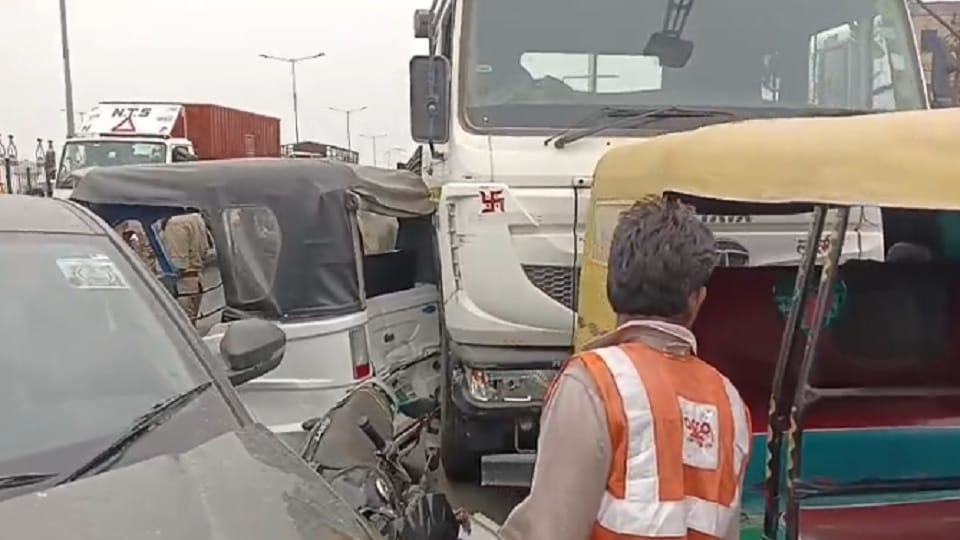 Several vehicles hit by an out-of-control truck on Ghaziabad's NH-9