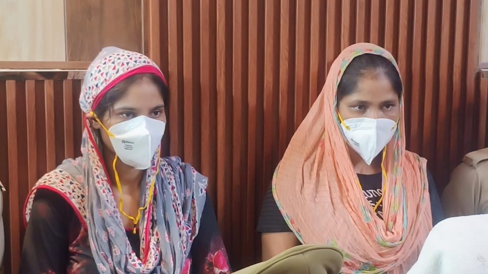 Two sisters murder a lover in Ghaziabad Loni daughter witnessed her mother and aunt deed through hole in door