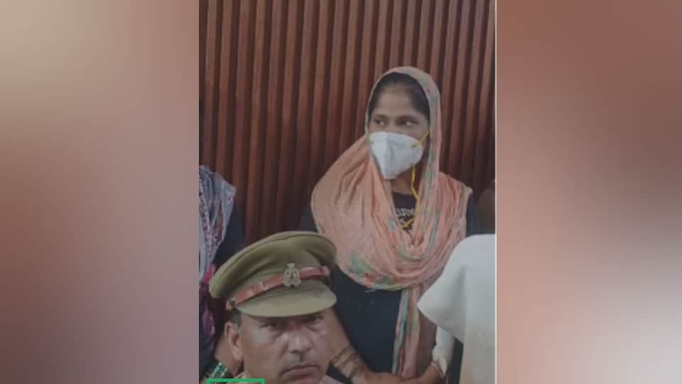 Two sisters murder a lover in Ghaziabad Loni daughter witnessed her mother and aunt deed through hole in door