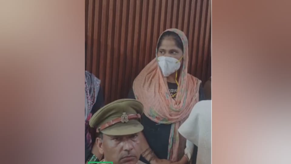Two sisters murder a lover in Ghaziabad Loni daughter witnessed her mother and aunt deed through hole in door