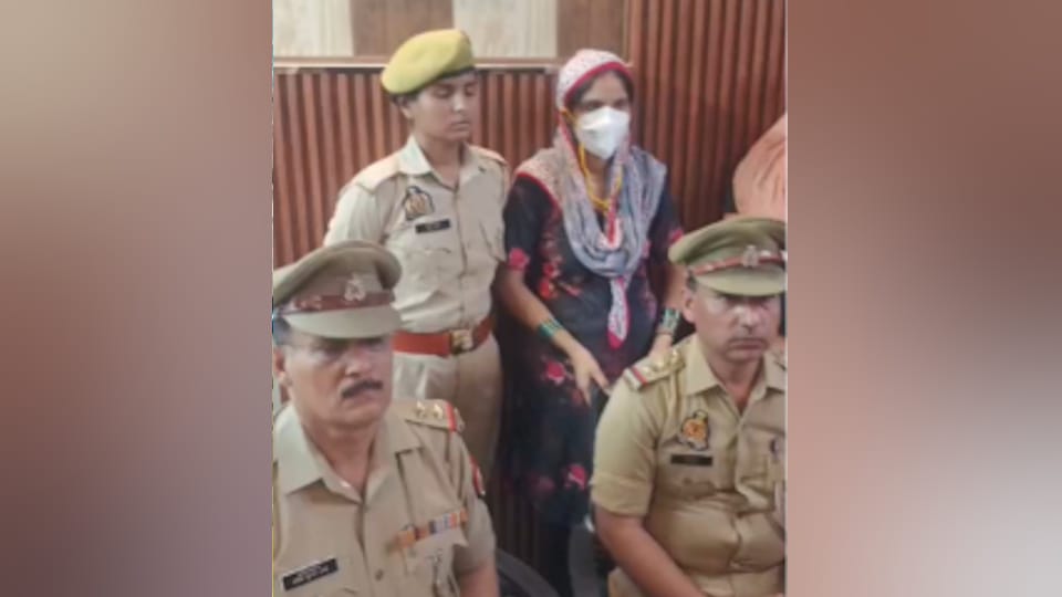 Two sisters murder a lover in Ghaziabad Loni daughter witnessed her mother and aunt deed through hole in door