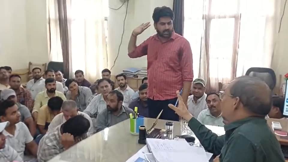 हंगामा करते लोग