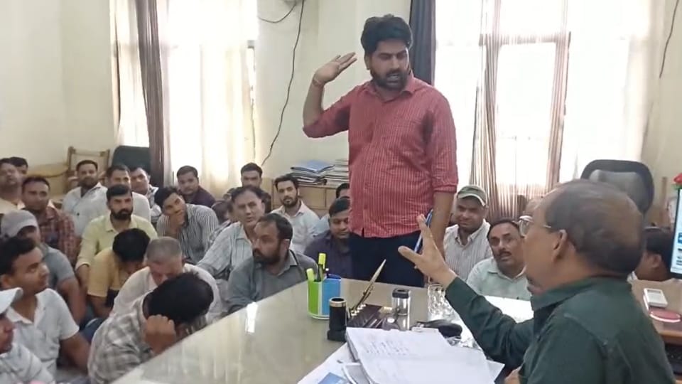 हंगामा करते लोग