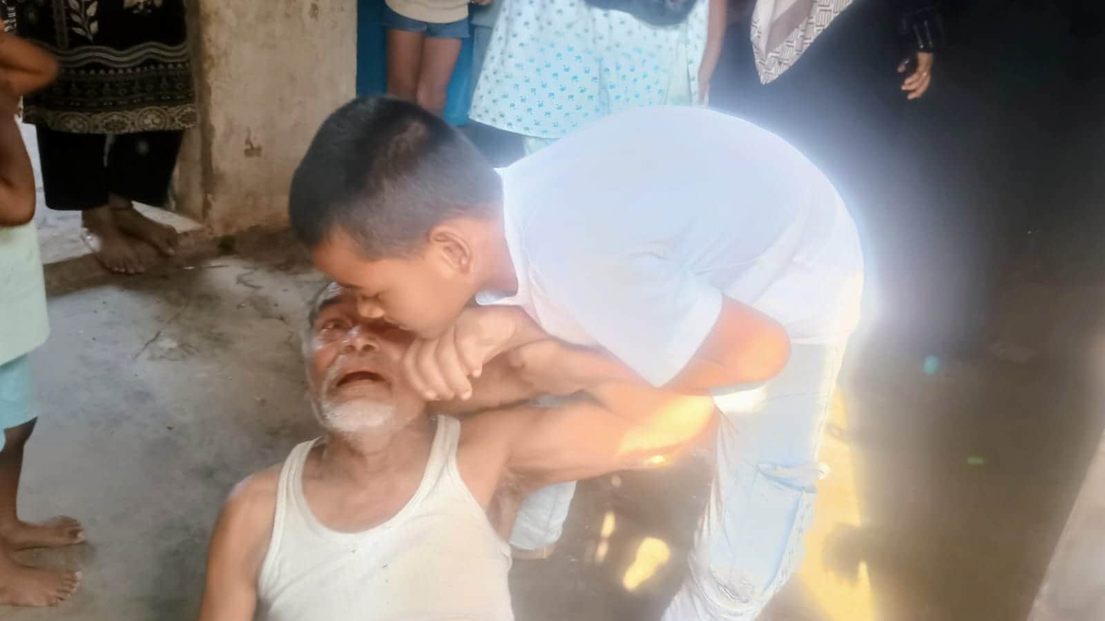रोते बिलखते परिजन