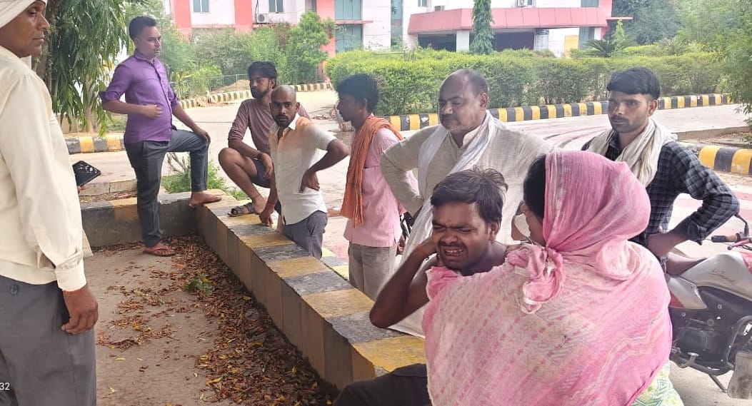 रोते बिलखते परिजन
