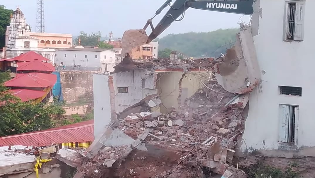 MP: Poclain machine demolishes dilapidated Rathore Dharamshala in Omkareshwar news in hindi