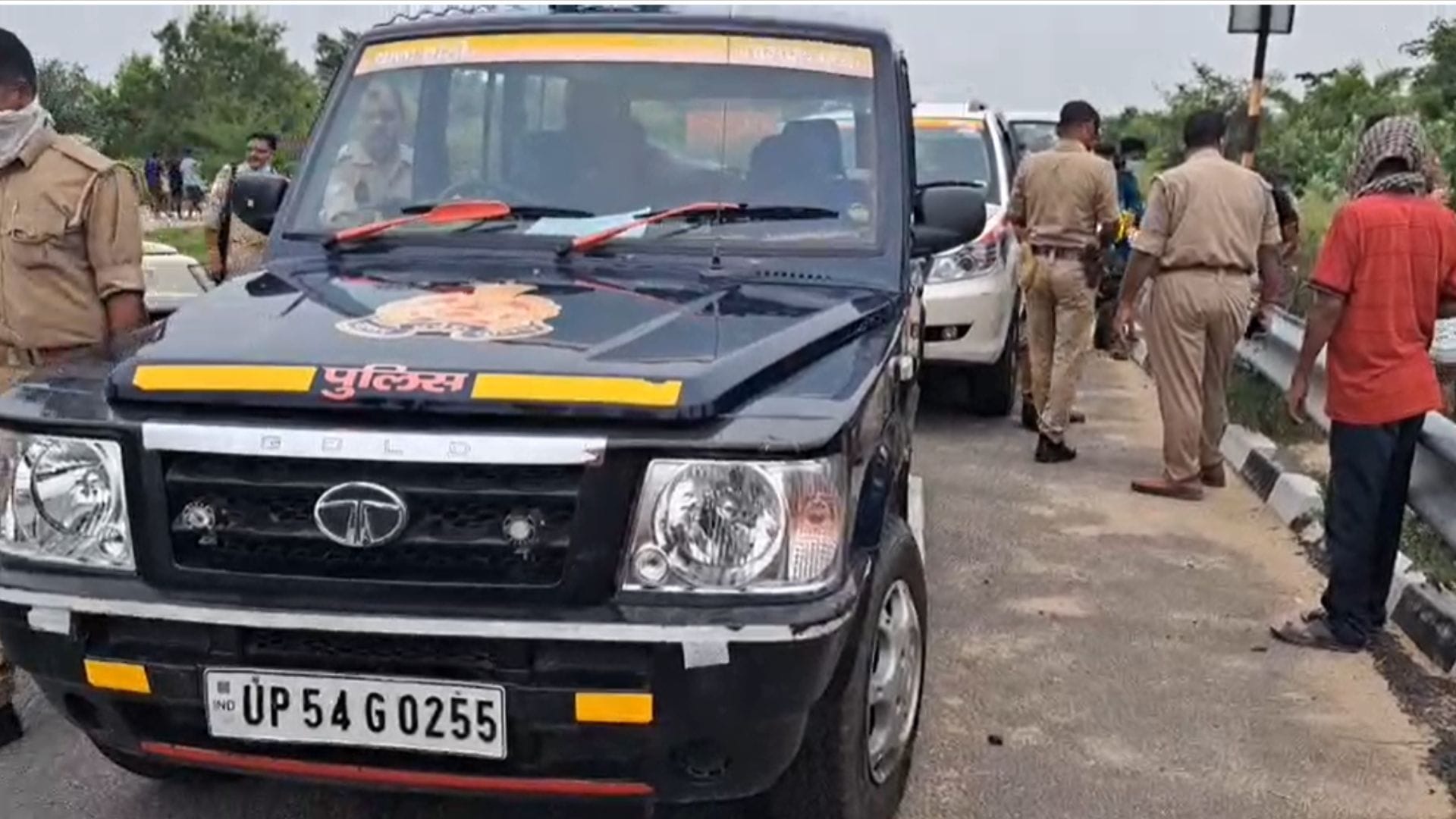 मौके पर छानबीन करती पुलिस