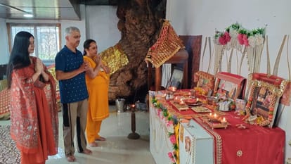 माता के निवास स्थान पर प्रार्थना करते विजय धर और उनका परिवार।
