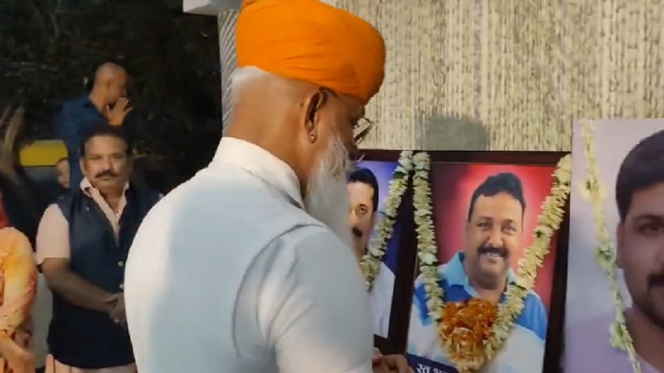 Karni Sena National President Raj Shekhawat met the victim's family of the Naugai triple murder case