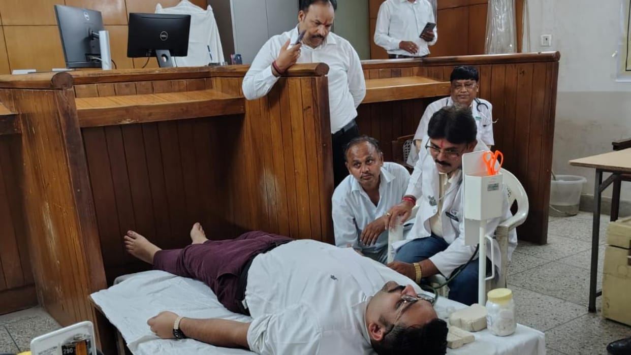 Jhansi: Blood donation camp organised in the court premises