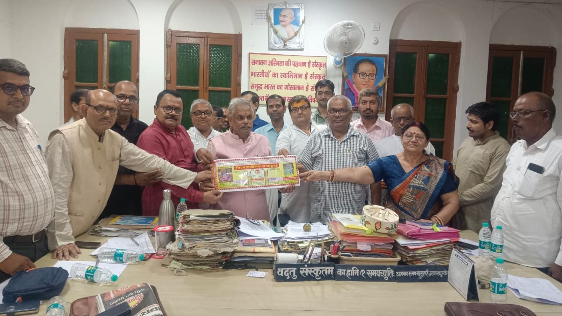 पंचांग का लोकार्पण करते कुलपति व अन्य अधिकारीगण