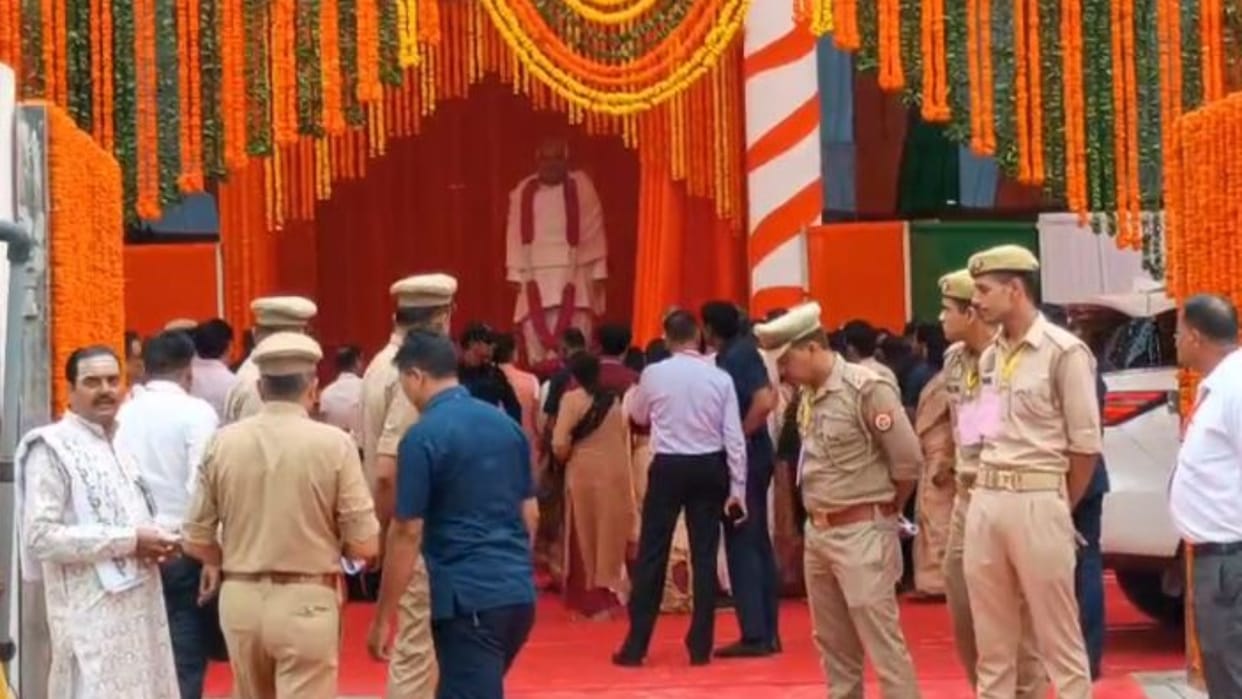 CM Yogi reached Bareilly will unveil the statue of Pandit Radheshyam