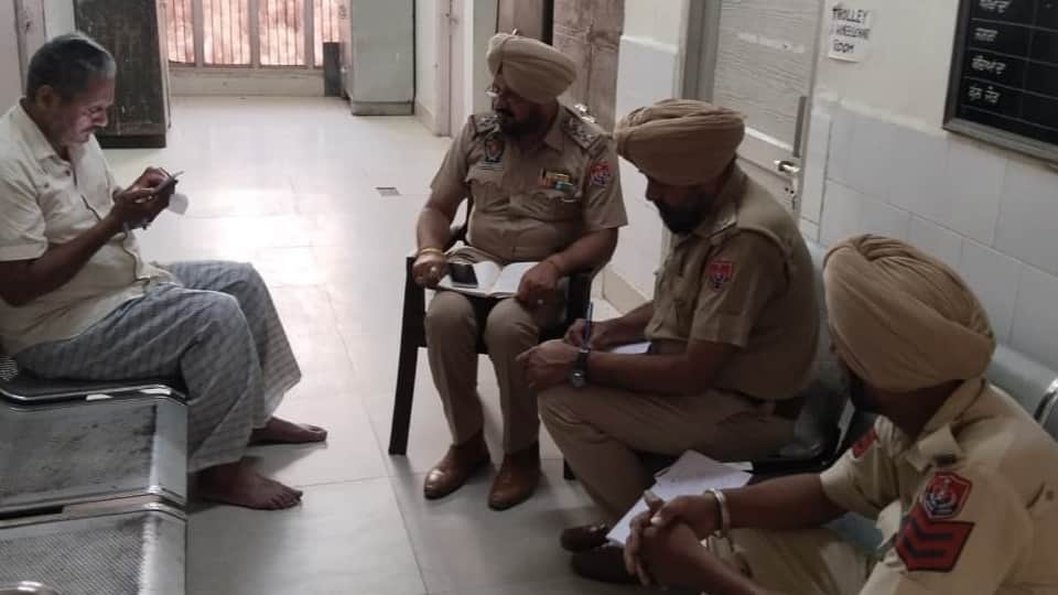 जांच करते पुलिसकर्मी