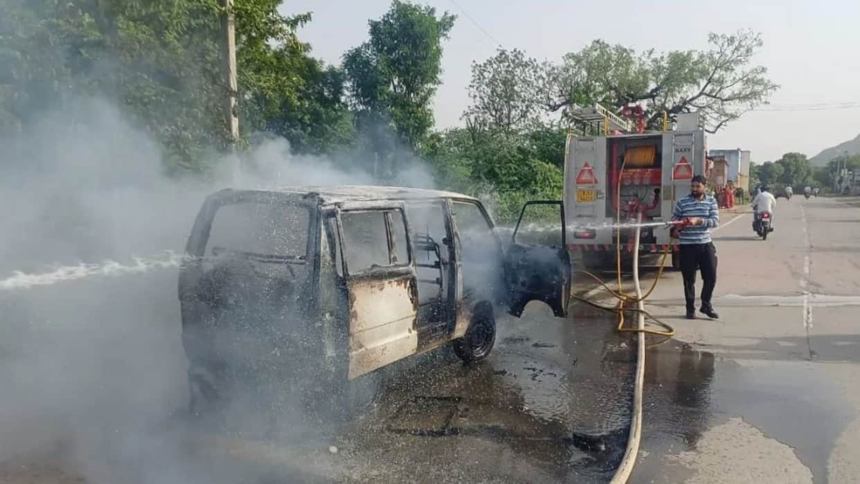 Jhunjhunu News: School Van Catches Fire Midway, Driver Saves Children by Evacuating Them in Time