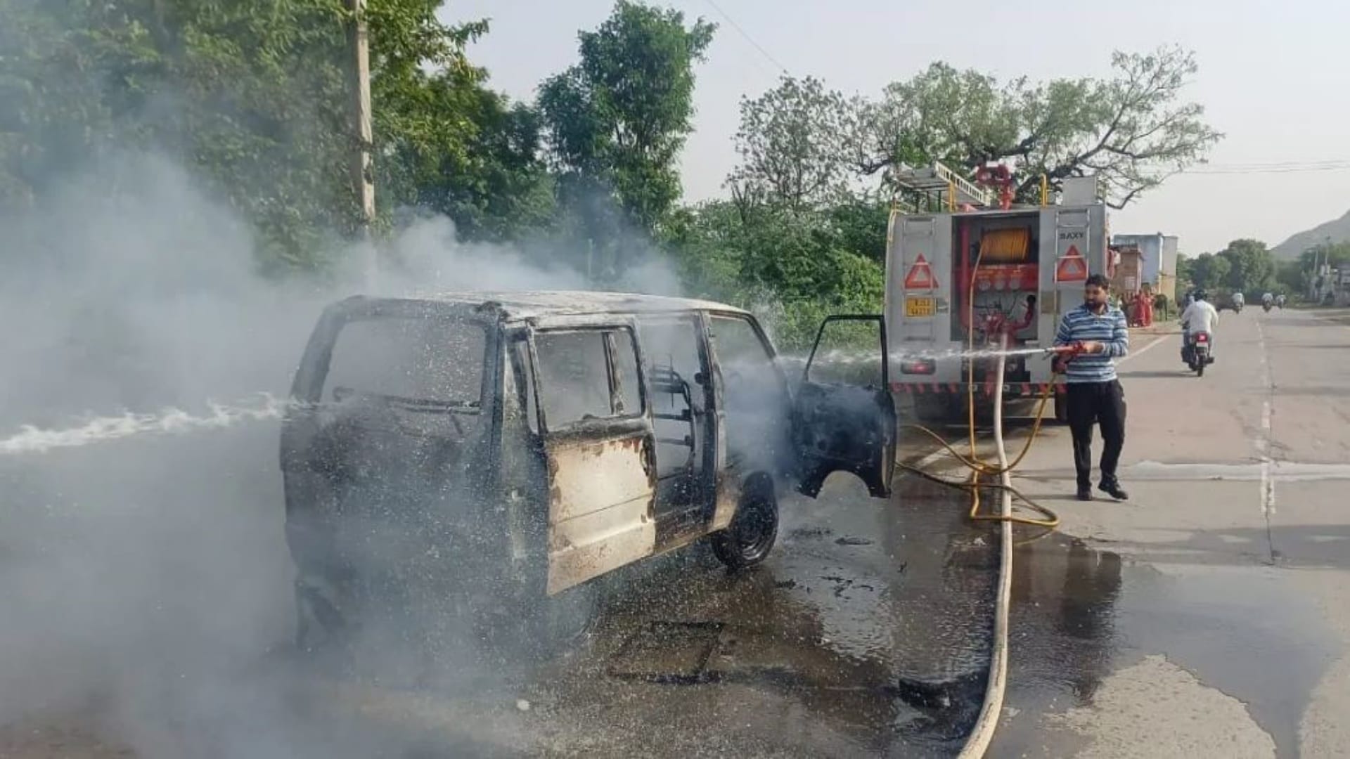आग बुझाते दमकलकर्मी
