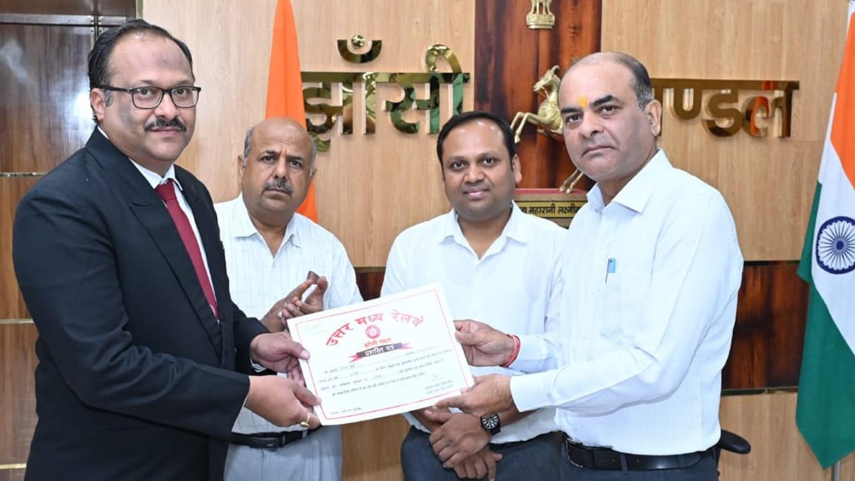 Jhansi: 14 railway employees honored with safety awards for outstanding work