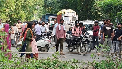 UP: Uproar in Raebareli over a young man's death; several police personnel injured in stone-pelting; highway b