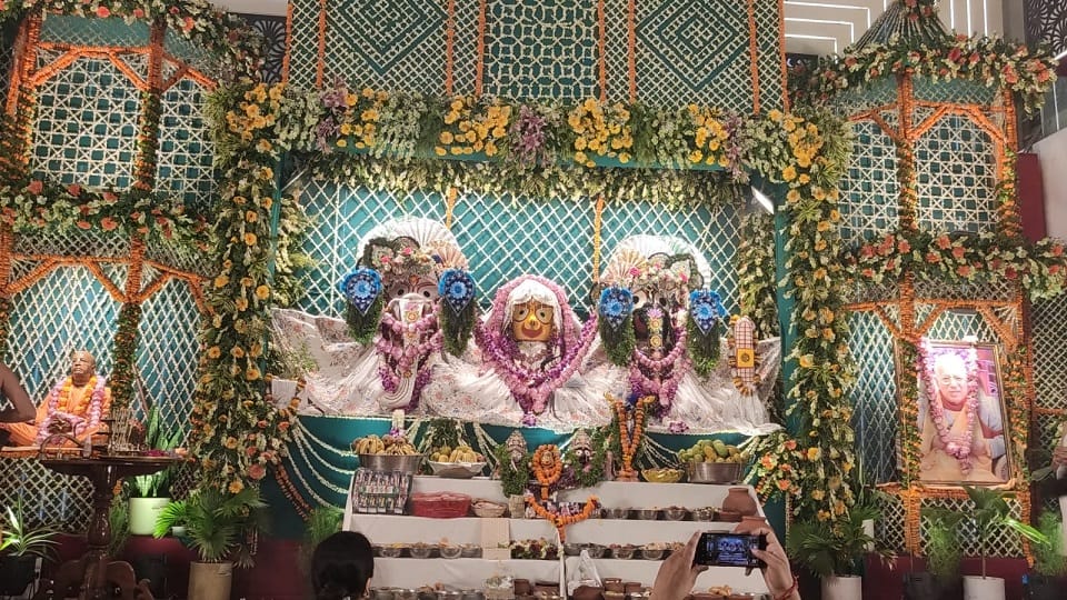 Lord Jagannath's Grand Abhishek Performed with 251 Kalashas, Devotees Witness Gajanan Form in Agra