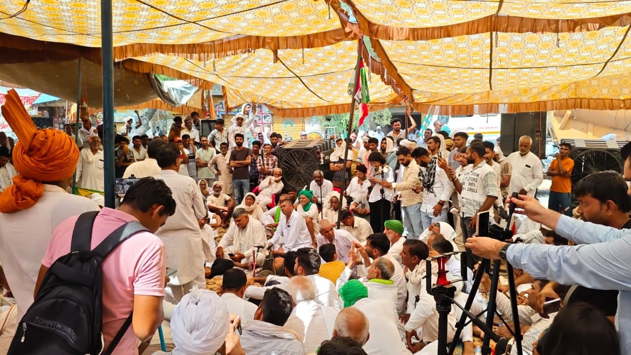 टी-कनेक्शन की मांग को लेकर चल रहा आंदोलन।