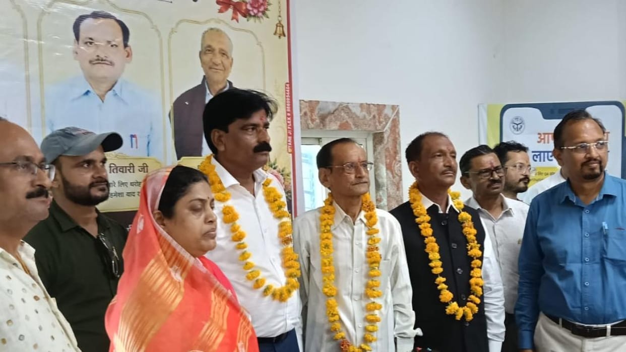 Jhansi: Three hardworking colleagues of Mauranipur Municipal Council retired