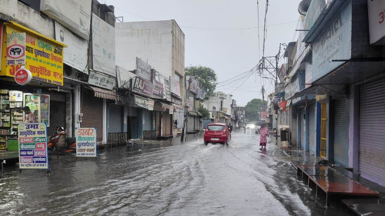 Heavy rain in Pilibhit waterlogging from city to town exposed the poor sanitation system