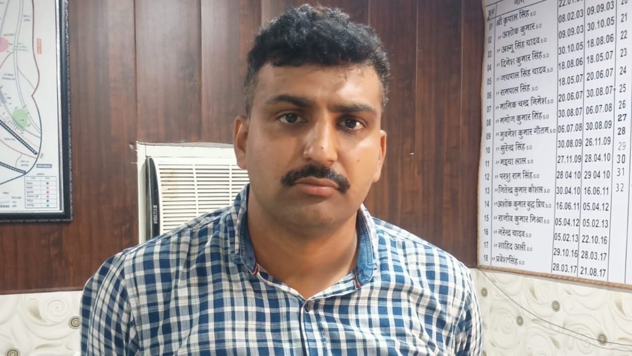 Anti-Corruption team caught Lekhpal for accepting a bribe in Shahjahanpur