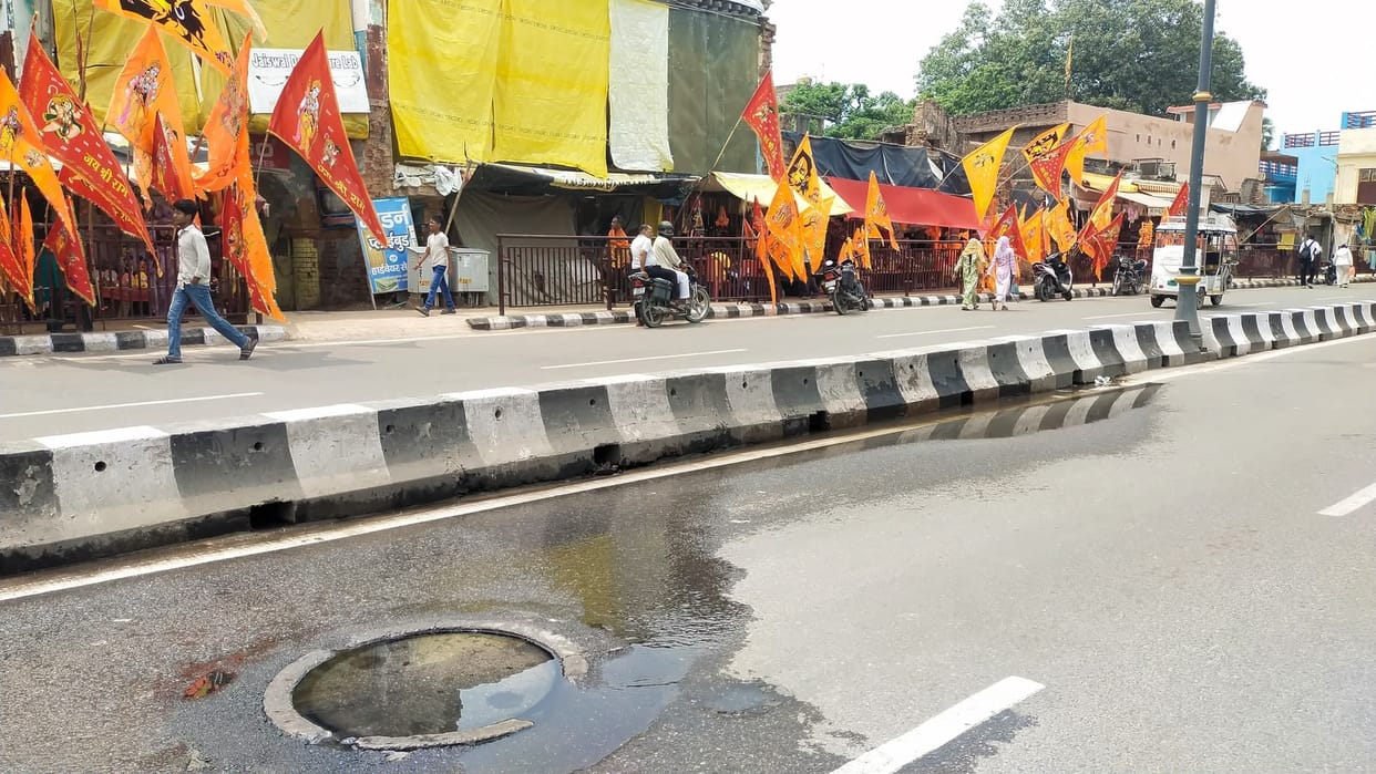 Ayodhya: Sewer water flowing on the road on Rampath, devotees troubled