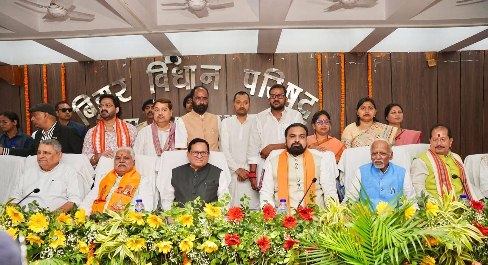 बिहार विधानसभा में शपथ ग्रहण करने वाले सदस्य सीएम सम्राट के पीछे।