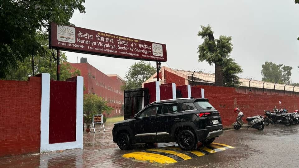 बम की धमकी के बाद माैके पर पहुंची पुलिस