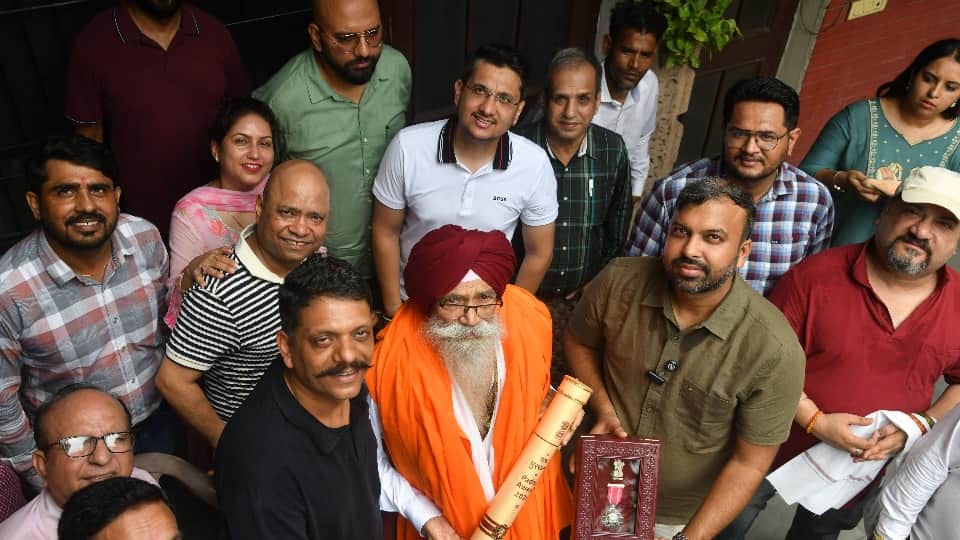 इंदरजीत सिद्धू को सम्मानित करते इलाके के लोग