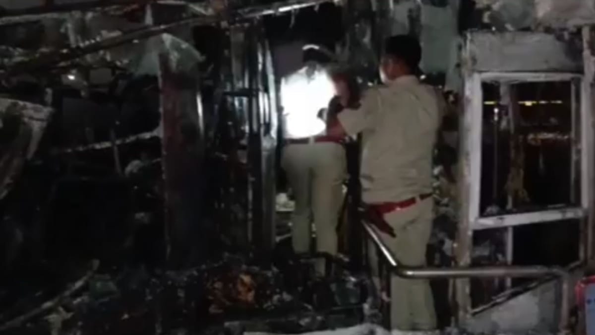 दिल्ली-मुंबई एक्सप्रेसवे पर भीषण हादसा, श्रद्धालुओं से भरी बस में लगी आग; सात की मौत, पांच जिंदा जले