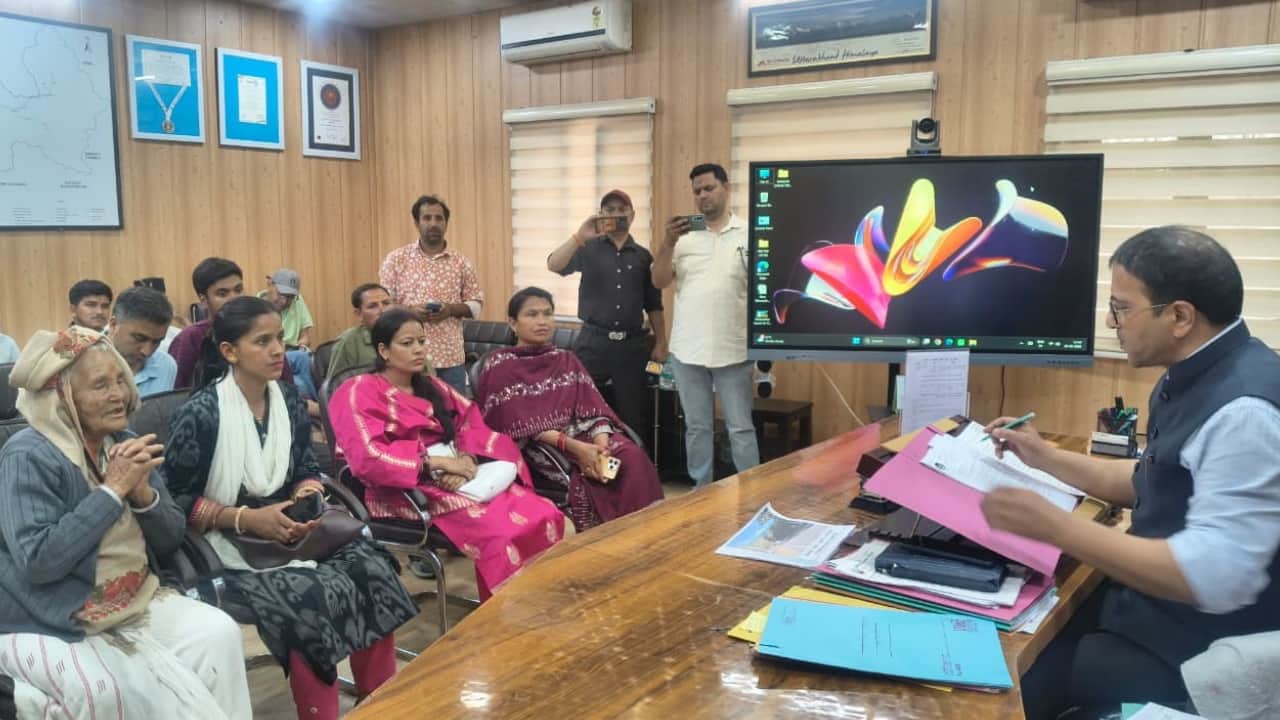 उत्तरकाशी में डीएम से मुलाकात करते हर्षिल क्षेत्र के जनप्रतिनिधि।