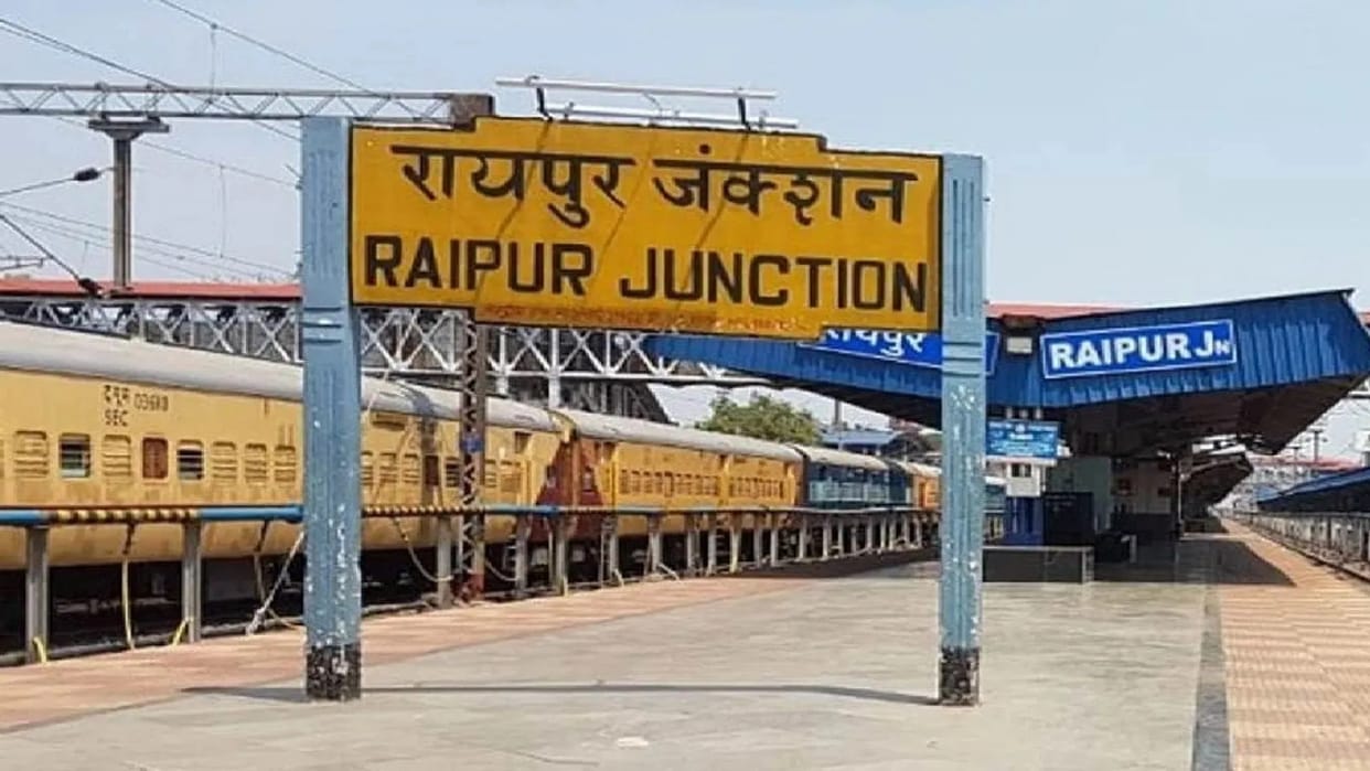 Major security lapse at Raipur railway station, SUV crosses platform and reaches track