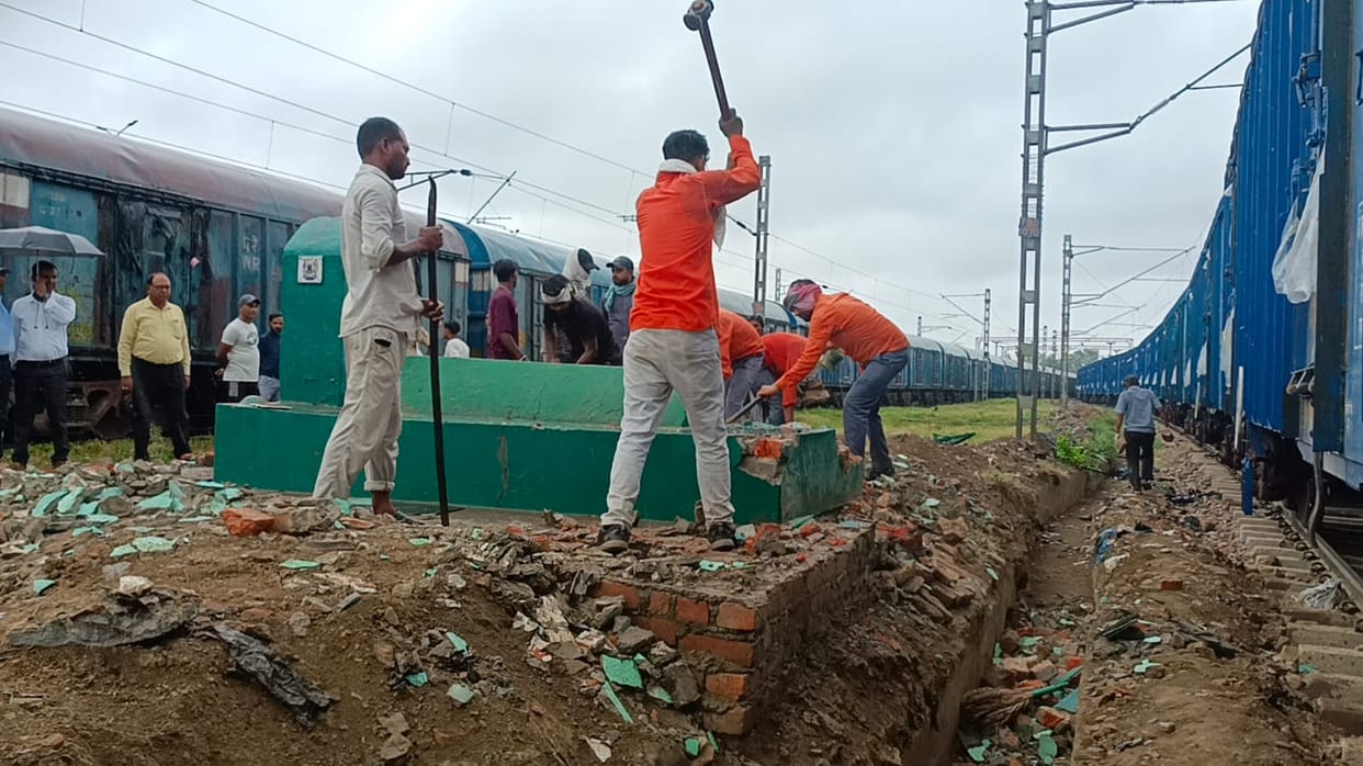 Farrukhabad Religious structure obstructing station removed train speed increase following track improvement