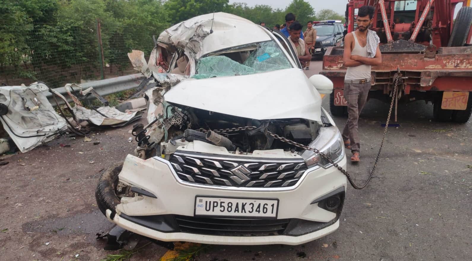 Unnao Expressway Accident Car mangled after collision with bus five dead and 17 injured three Refer