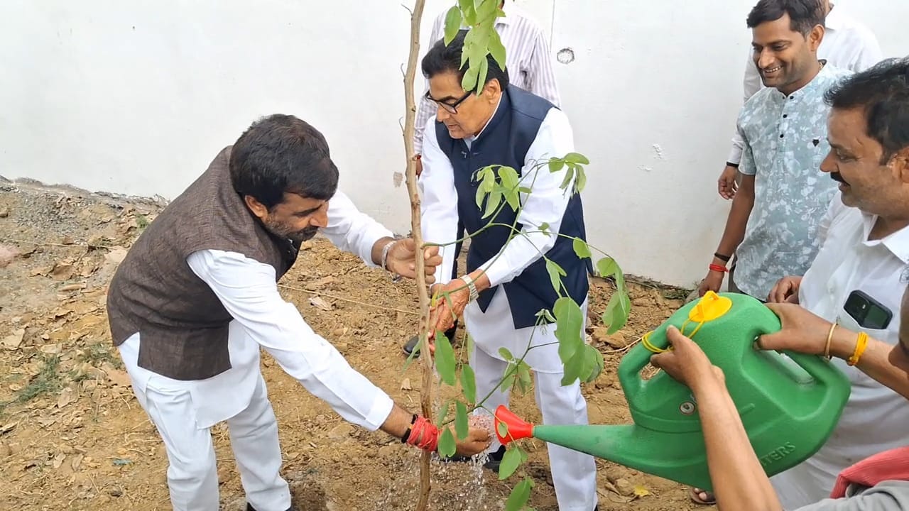 पौधरोपण करते प्रो. रामगोपाल यादव
