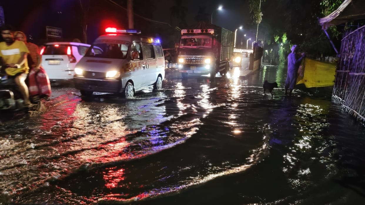 Prayagraj Weather Clouds divided the neighborhoods rumbling in some areas and raining in others