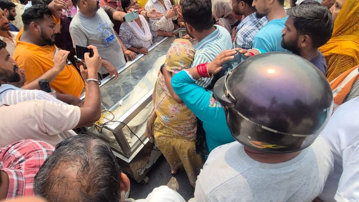 Protest held with body placed on the road following the death of a daily-wage worker due to electrocution.