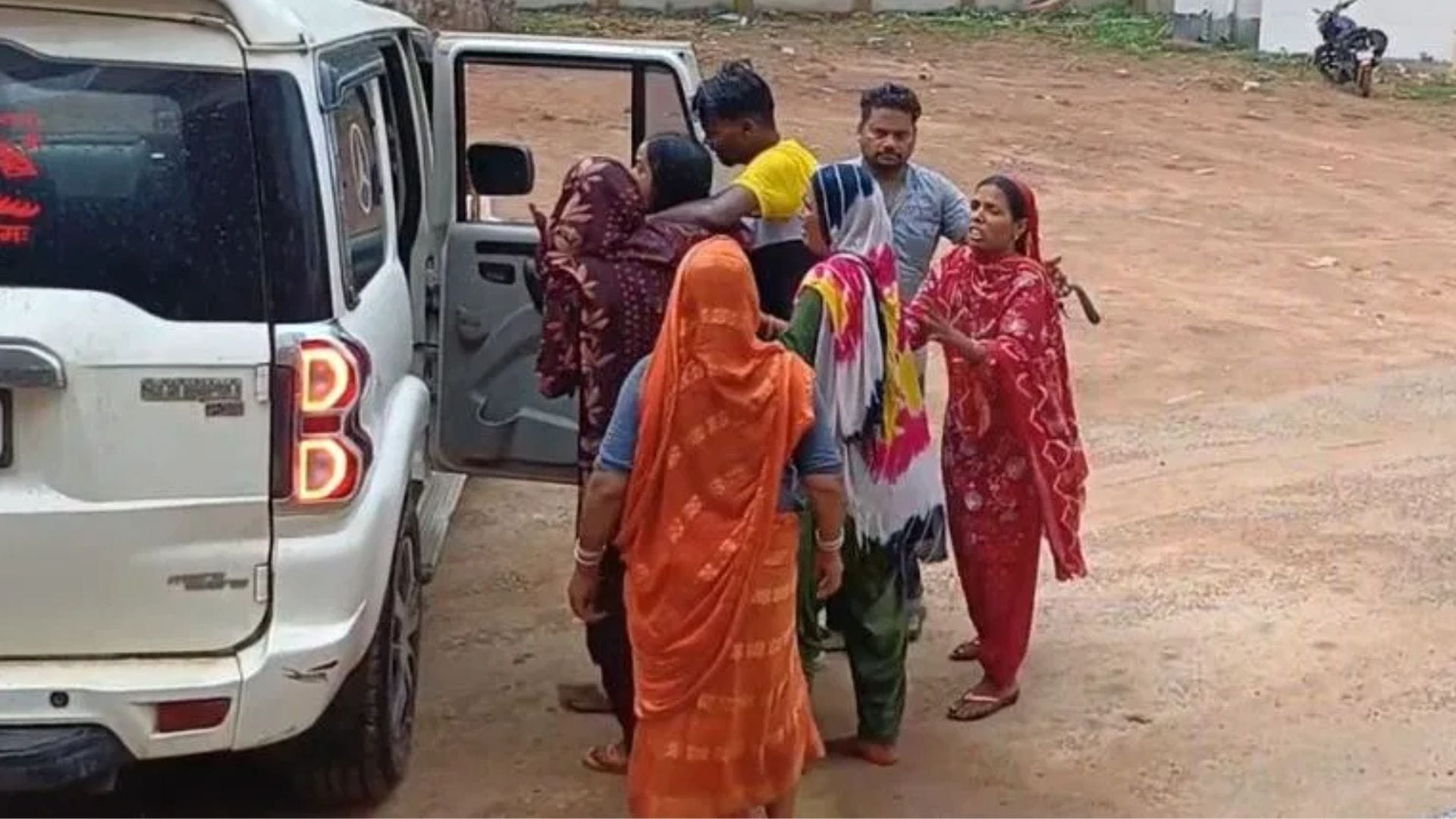 मौत के बाद शोकाकुल परिजन