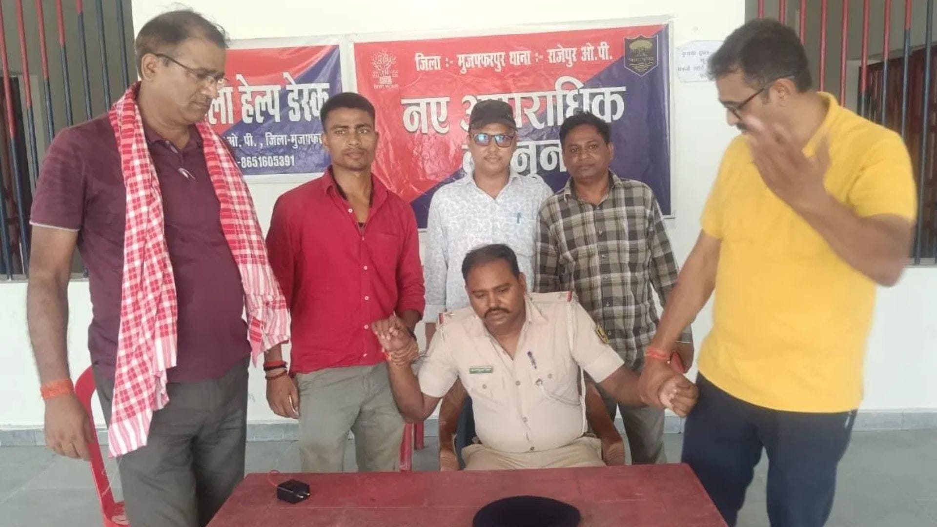 निगरानी टीम की गिरफ्त में एएसआई
