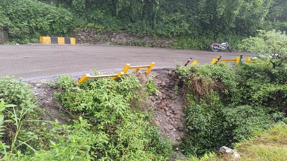 Broken security wall and broken parapet at Teen Pul nainital turn became fatal