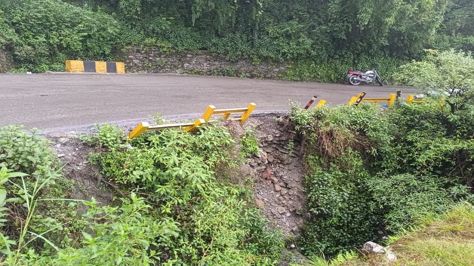 Broken security wall and broken parapet at Teen Pul nainital turn became fatal