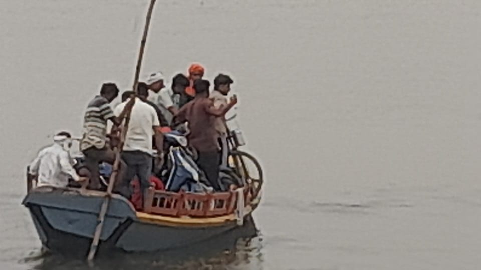 Yamuna Pontoon Bridge Closed, Commuters Forced to Take 15-km Detour or Risk Boat Crossing