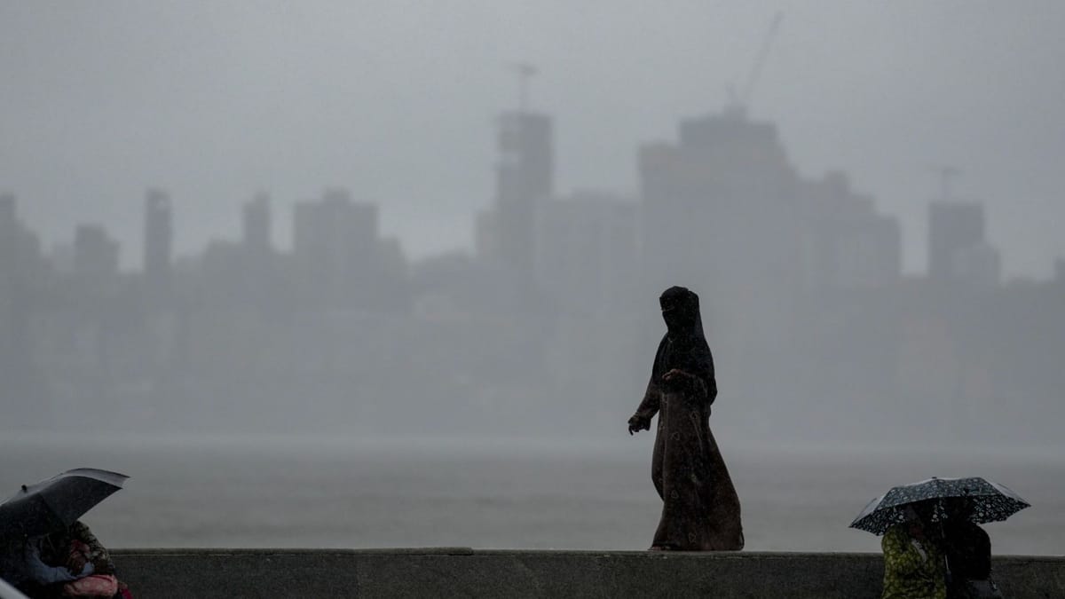 मुंबई पर बारिश की मार; क्यों थमी मायानगरी की रफ्तार, सड़क से लेकर लोकल तक सब बेहाल