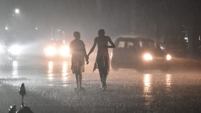प्रयागराज में रात में हुई झमाझम बारिश ने उमस भरी  गर्मी से लोगों को खासी राहत  दिलाई।