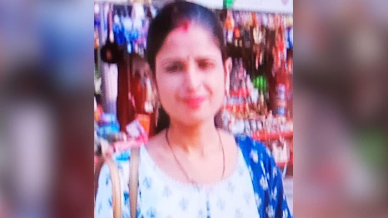 Varanasi Policeman wife falls from first floor house writhed agony for 15 minutes before dying